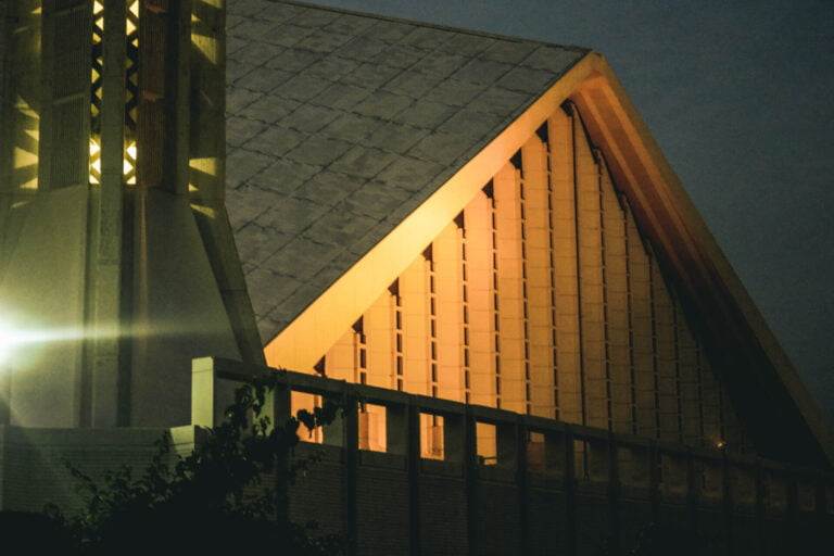 shah faisal mosque night view